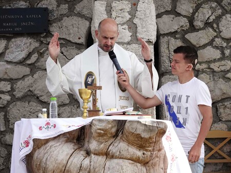 Sveto mašo je pri kapelici Marije Snežne na Krvavcu daroval cerkljanski kaplan Matjaž Venta 